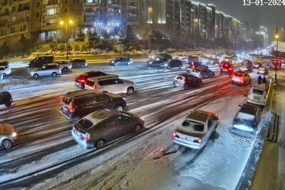 В Баку снег вызвал пробки на дорогах - ФОТО